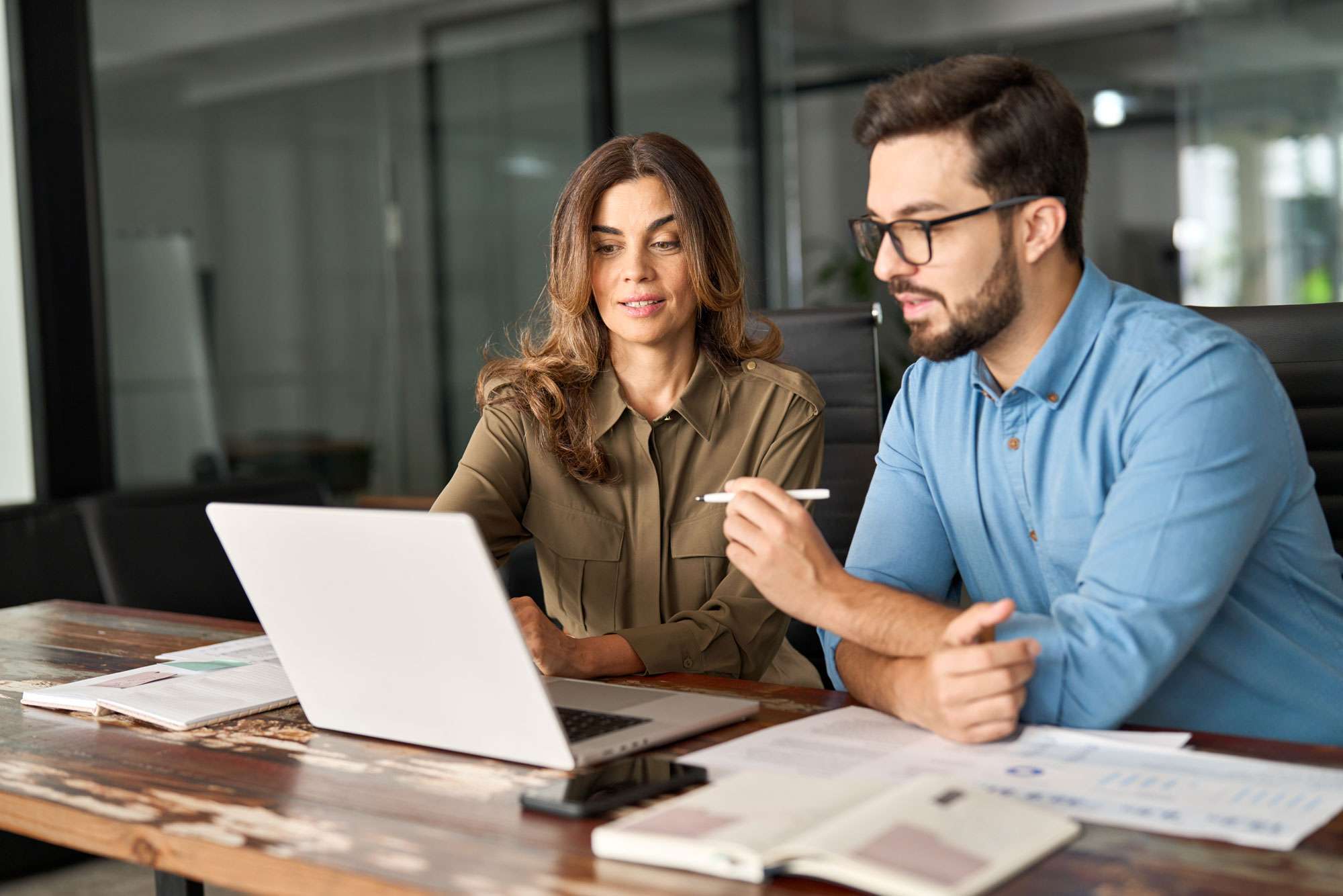 photo of two business people working on their website's quality backlinks.